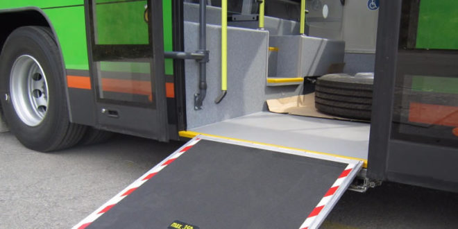 Autobús con rampa de acceso